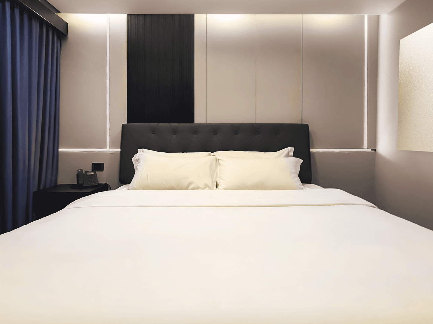 SilvertoneHotel_DeluxeRoom2